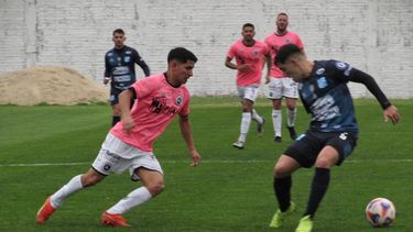 PELOTA. Lucas Chambi engancha y trata de superar a Santiago Galván.