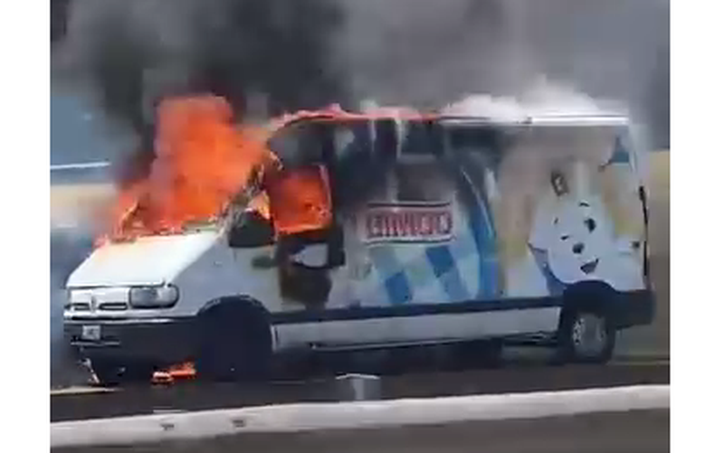La camioneta se incendió a la altura del kilómetro 56 de la Panamericana.&nbsp;