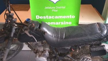 Circulaban en moto robada y con drogas y los detuvieron