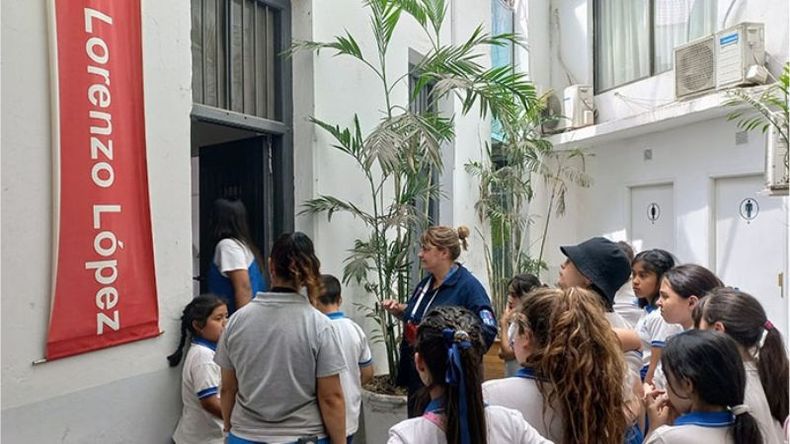 El Colegio Mano Amiga visitó el #CenotafioDeMalvinas y el #CascoHistórico, junto a #PilarTurismo. Los alumnos participaron de un paseo educativo acompañados por nuestra guía. Allí, tuvieron la oportunidad de refrescar diversos datos de la historia de #Pilar y de nuestra nación. Pilar Turismo / @PilarTurismo..