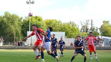 LUCHA Y JUEGO. Atlético empató en su estreno en Ciudad Deportiva.