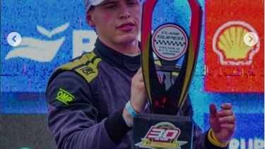 Ian Videle con su primer trofeo en la Clase Súper del Turismo Internacional. Ian Videle con su primer trofeo en la Clase Súper del Turismo Internacional.