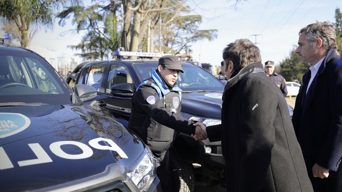 Axel Kicillof junto a Federico Achával en el COM, con los nuevos patrulleros.
