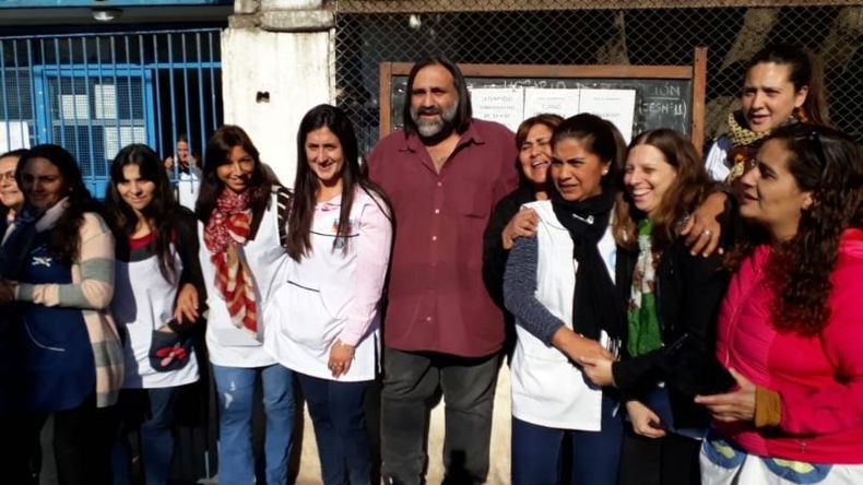 GRUPO. Baradel recorrió la escuela junto a docentes locales. .