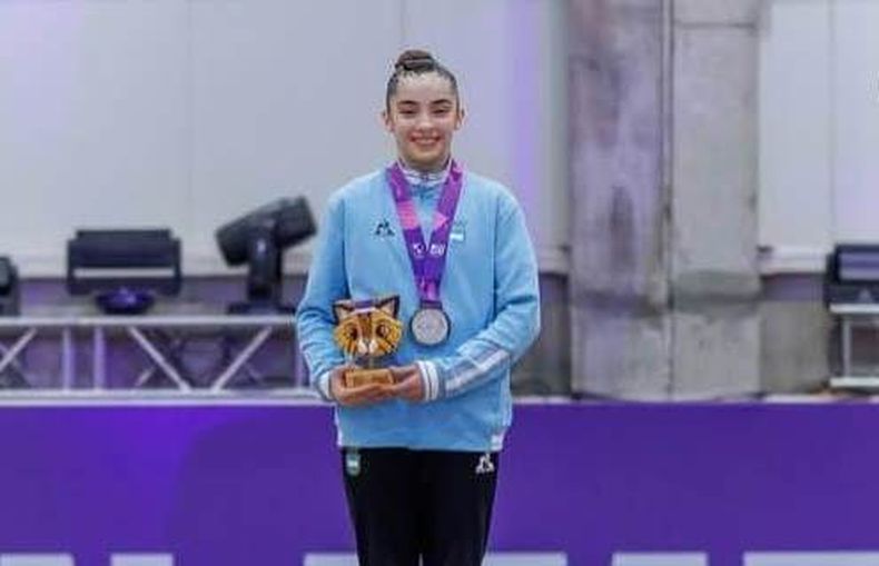 PODIO. Julieta Lucas logró el subcampeonato en barras asimétricas.