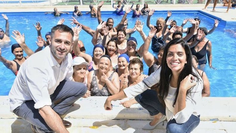 PILETA. Con Volnovich, Achával cerró el programa de verano para los adultos mayores..
