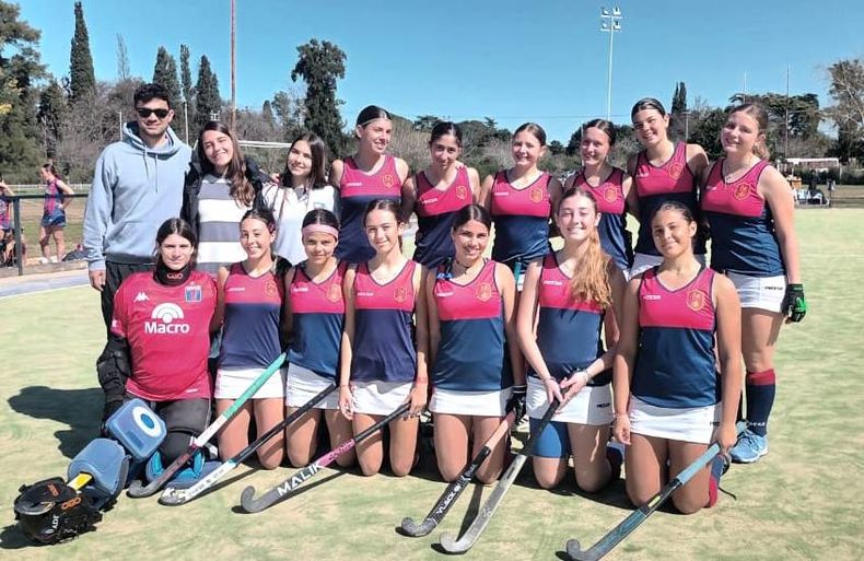 PLANTEL. Las chicas de la Sub 16 de Deportiva Francesa se juegan en San Pedro el pasaje a Mar del Plata.