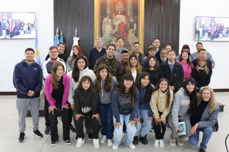 SONRISAS. Peronistas, macristas y libertarios, con los chicos, en el recinto del HCD.