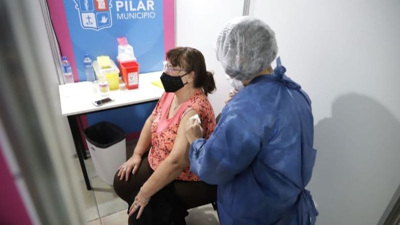 RÉCORD. El miércoles se vacunó en Pilar a 1.700 personas. .