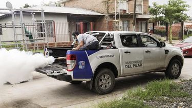 FUMIGACIÓN. Las cuadrillas municipales siguen recorriendo los barrios. &nbsp;