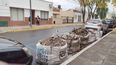 Esto está así hace casi dos semanas. No sé cómo el Municipio permite que tiren esto. Deberían multar al dueño, hace imposible bajar y ahí van pacientes de PAMI que no pueden bajar. Es en Fermín Gamboa 739, entre San Martin y 11 de Septiembre, Pilar centro. Gloria.&nbsp; &nbsp;