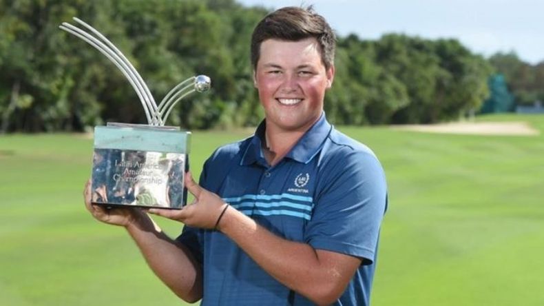 Abel Gallegos y su premio al ganar el LAAG en México..