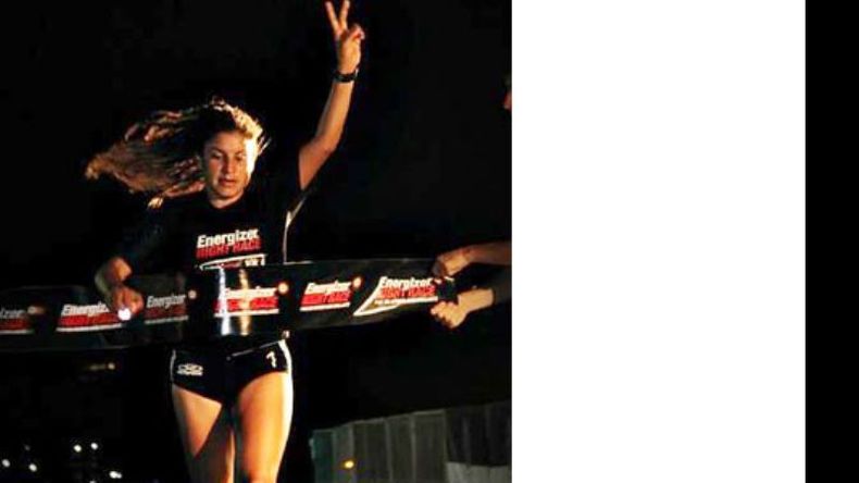 Daiana Ocampo cruza 1ª la meta del Energizer Night Race, en San Isidro..