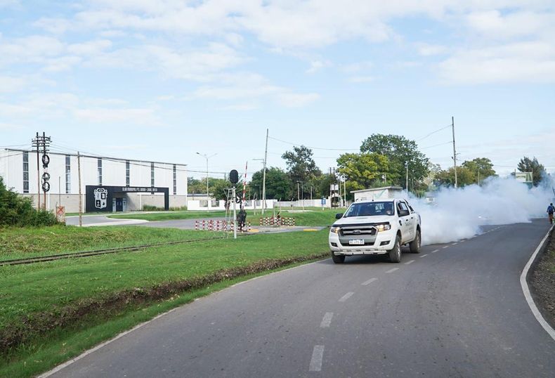 EN LA CALLE. El Municipio sigue con las tareas de limpieza y fumigación. &nbsp;