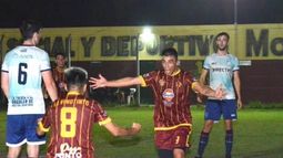 GRITO SAGRADO. Kini Llanos festeja su gol con Santiago Cazón para un Monterrey que se recupera.