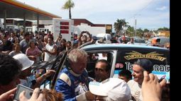PASIÓN DE MULTITUDES. Naivirt baja de la Hilux y recibe el saludo de todos sus fanas en Del Viso..