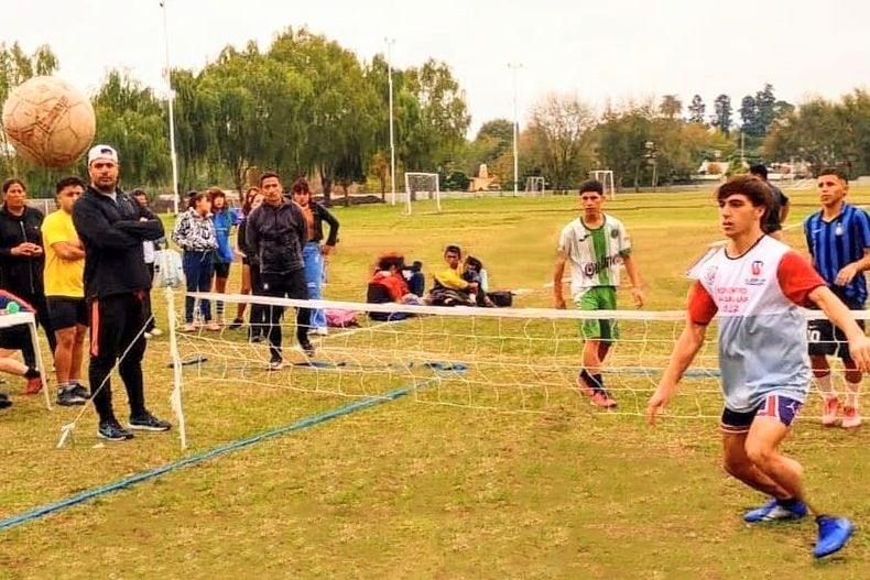 ACCIÓN. El Fútbol-Tenis desarrolló la etapa Local en el polideportivo.