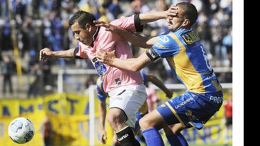(Heva). Cachete elude a un rival..