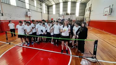 Los alumnos del Instituto Modelo junto a Rochi Lescano, en el Club Atlético Pilar.