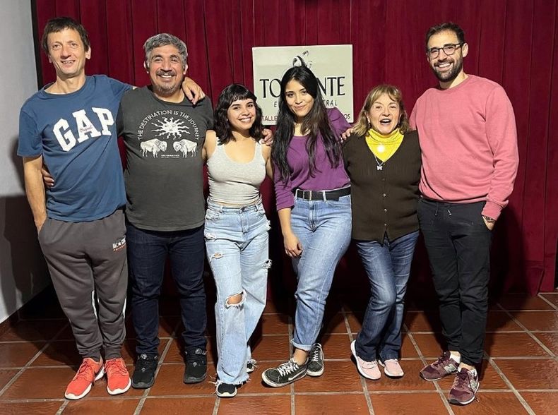 El elenco de Volver, una paradoja argentina, este viernes en Torrente.
