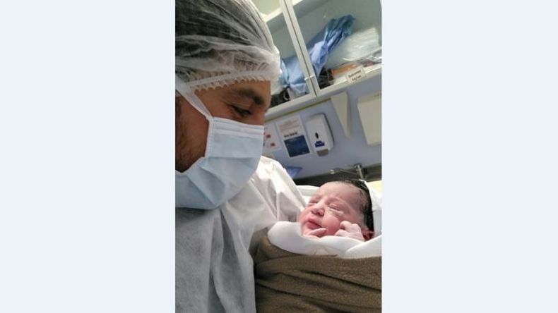 El concejal Juan Pablo Roldán junto a su pequeña hija. .