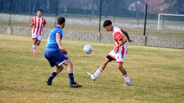 SALIDA. Santiago Lugo busca abrir el juego ante la presión de un rival. SALIDA. Santiago Lugo busca abrir el juego ante la presión de un rival.