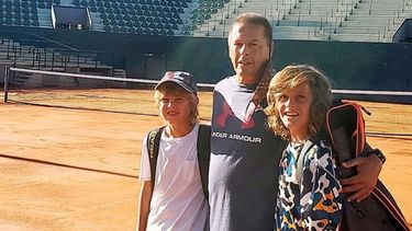 TEAM ROJO. Aguirre con Sigmaringo y Allende, de la categoría Sub 12..