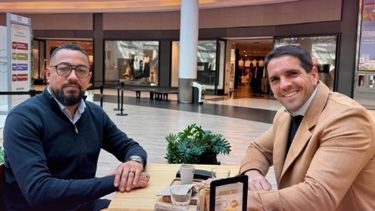 CAFÉ DE POR MEDIO. Juan Martín Tito con Luciano Olivera, en el TOM.