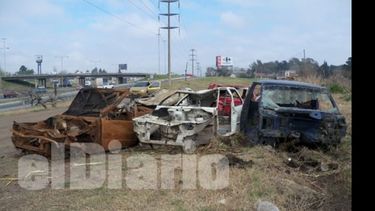 Cementerio de autos en la colectora de Panamericana..