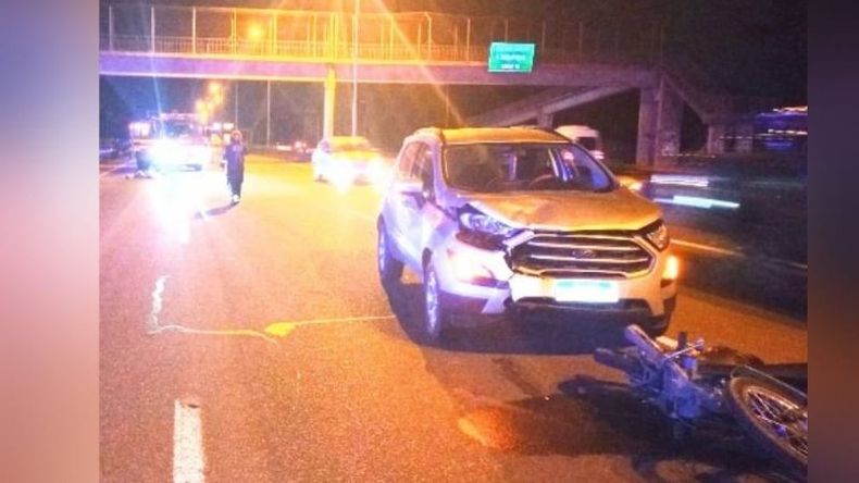 ESCENA. La camioneta y la moto involucradas en el accidente fatal. .