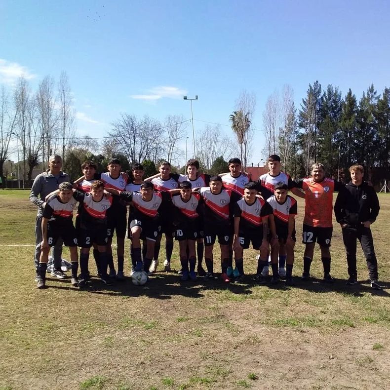 CAMPEONES. Los chicos de la Sub 18 de Pelota de Trapo que ganaron invictos la Liga Municipal.