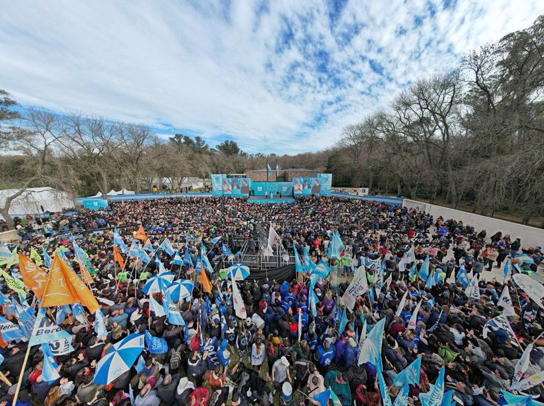 ACTO. Achával compartió esta foto del predio de San Vicente colmado de militantes. &nbsp;