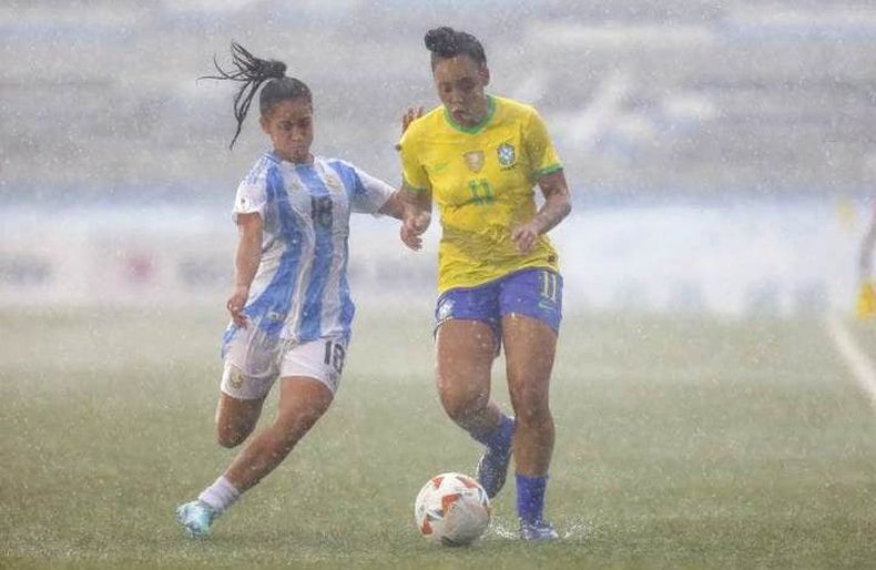 LLUVIA. Ludueña, que jugó ante Brasil, entró como lateral derecha frente a Perú.