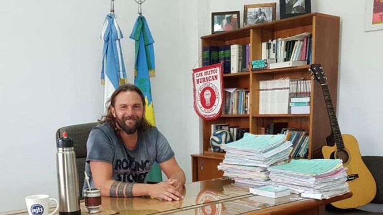 QUEMERO. Saettone en su despacho, con el banderín de Huracán y una guitarra acústica..