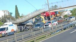 El camión atascado este lunes en el nuevo puente del ramal Campana de la Panamericana.