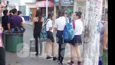 ESPERANDO. Los alumnos tardan para llegar y salir de clases..