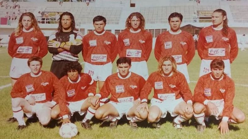 REGIONAL EN CHASCOMÚS. Arriba: Chiche Pereyra, Negro Friera, Marcelo Hernández, Pino Bravo, Damián Coria y Goma Verón. Abajo: Ruso Jarkowsky, Toro Belizán, Pepi Ortiz, Olmos y Roberto Basiglio. Este equipo cerró su campaña ante Brandsen..