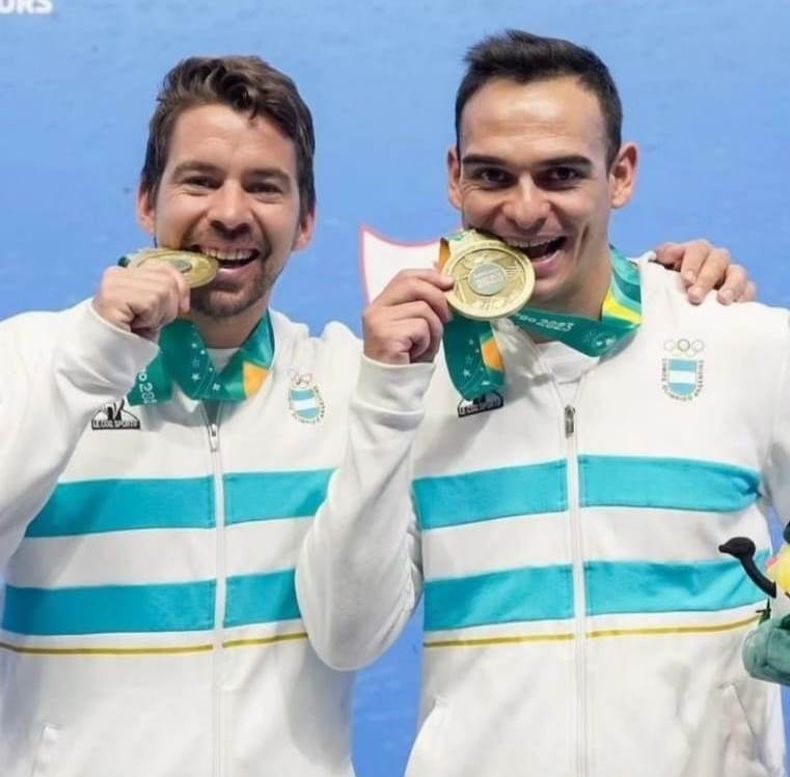 Alfredo Villegas y Facundo Andreasen con sus medallas en Santiago 2023.