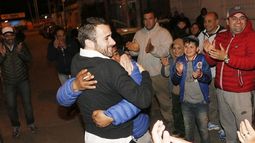 ABRAZOS. Achával llega a su local partidario y se saluda con los militantes..