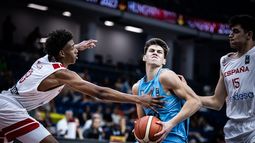 Lucas Giovannetti frente a la defensa española.