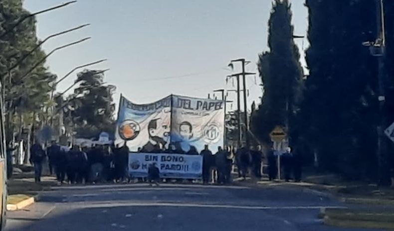 BANDERAS. Desde hace más de dos semanas, los trabajadores reclaman la reapertura de la planta.