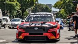 Matías Rossi y su Toyota campeón por las calles de Buenos Aires. Matías Rossi y su Toyota campeón por las calles de Buenos Aires.