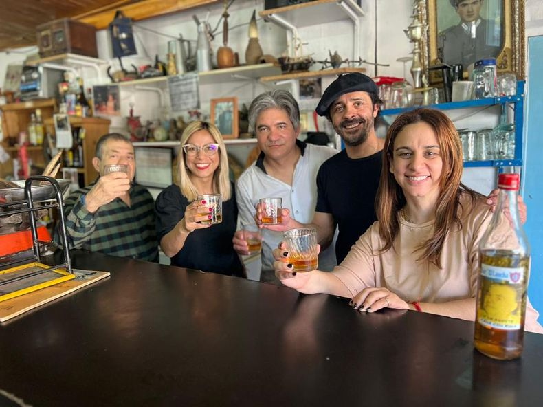Adriana Cáceres, junto a Adrián Maciel y Claudia Zakhem, de visita en El Laucha.