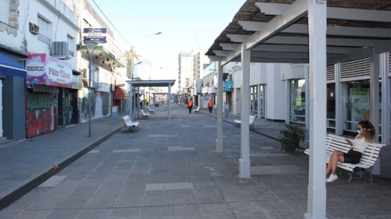 DESIERTO. Con cierre de locales, se profundizó la caída del sector..