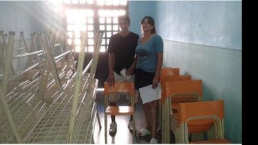 Ayer entregaron muebles en varias escuelas. Aún faltan muchos..