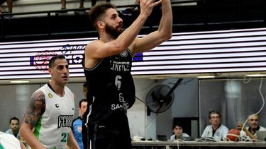 Patricio Tabarez aportando su juego ante Ferro para el regreso al triunfo del Negro.