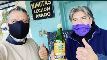 Pachamama. Walter, vecino de Pilar, pasó a buscar su botella de caña con ruda por el bar El Laucha. .