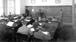 Las amplias aulas del instituto y la impecable vestimenta de los alumnos. .