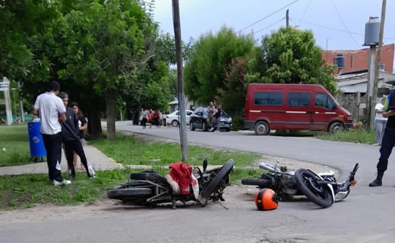 Las motos quedaron tiradas en el asfalto.
