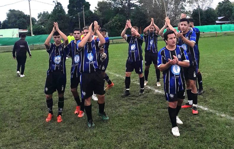 PUNTERO. La Nueva saluda a su gente en Zelaya, tras golear 4-0 a Matheu.